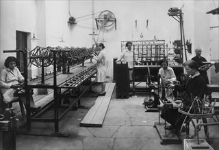 europe, italie, toscane, florence, femmes au travail dans le département de couture d'une usine de soie, 1930