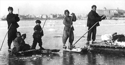 asia, cina, la slitta è un mezzo di trasporto anche su un fiume gelato, 1920 1930