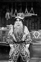 japon, un noble ainu en tenue de cérémonie, 1920 1930