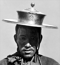 asia, cina, tibet, un lama con cappello di lacca dorato, 1920 1930