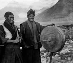 asia, cina, tibet, il tamburo dal suono rituale dei lama, 1920 1930