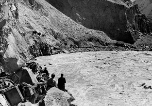 asie, chine, tibet, la caravane doit percer sur les rives des rivières en furie, 1920 1930
