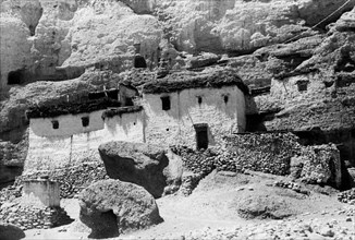 asia, cina, tibet, casa costruite con argilla e grotte scavate nella roccia, 1920 1930