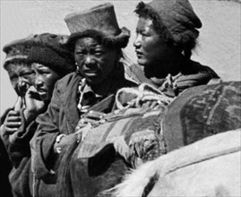 asie, chine, tibet, des marchands offrent des objets aux prix prohibitifs à l'expédition italienne, 1920 1930