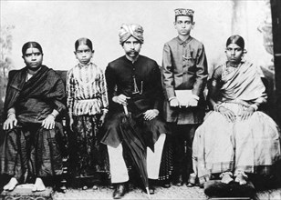 inde, delhi, portrait d'une famille indienne, années 1920