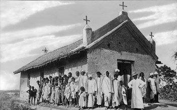 asie, inde, groupe de garçons avec un missionnaire à la chapelle de bonnapadu, 1930 1940
