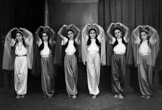 asia, india, ritratto di bambine ballerine indiane di goa, 1950