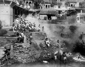 asia, india, benares, rito della cremazione sulle rive del gange, 1900 1910