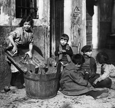 italia, venezia, lavanderina con i fratelli, 1900 1910