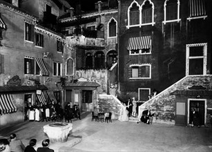 italie, venise, représentation théâtrale sur la place san marco, 1920 1930