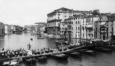 italie, venise, procession du rédempteur sur le grand canal, 1920 1930