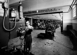 italie, venise, atelier à l'intérieur du garage agip, 1920 1930