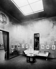 italie, venise, décorations et mobilier de l'architecte gustavo pulitzer dans une salle de la 16e exposition d'art, 1928