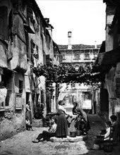 italie, venise, scènes de vie dans une cour, 1900 1910