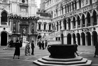italia, venezia, cortile del palazzo ducale, 1930