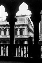 italie, venise, arches du palais ducal, 1930