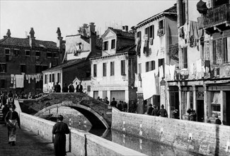 italie, venise, vue d'un vieux quartier, années 1920