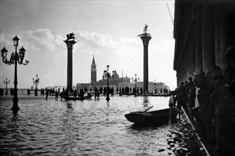 italie, venise, marée haute sur la piazza san marco, 1920 1930