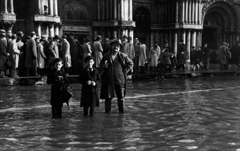 italie, venise, marée haute sur la piazza san marco, 1920 1930