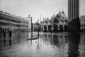 italia, venezia, piazza san marco allagata, 1910 1920