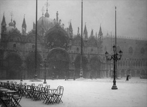 italie, venise, blizzard sur la piazza san marco, 1928 1929