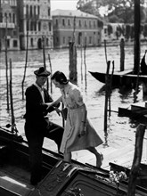 italia, venezia, l'appoggio sicuro del braccio del gondoliere, 1920 1930