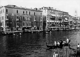 italie, venise, la régate royale passe devant le grand hôtel, 1910 1920