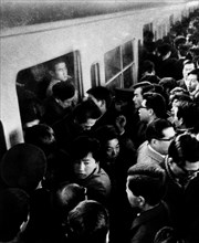 japon, tokyo, heure de pointe à la gare de shinjuku, 1950 1960