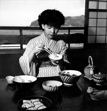giappone, giovane donna consuma il suo pasto, 1960