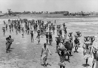 asia, india, bombay, uomini trasportano la terra per arginare l'inondazione del fiume kosi, 1962