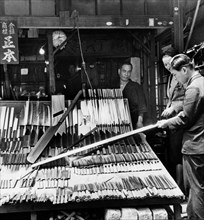 japon, tokyo, un vendeur de couteaux à l'intérieur du marché aux poissons de tsukiji, 1953