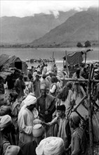 inde, jour de marché sur les rives du lac dhal au kashmir, 1952