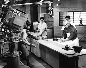 giappone, tokyo, ripresa televisiva di una lezione di cucina, 1960 1970