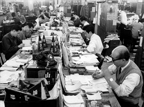 japon, tokyo, salle de presse avec des journalistes au travail, 1950 1960