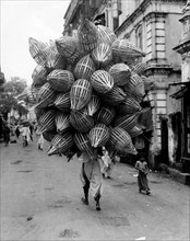asie, inde, bombay, vendeur de paniers, 1952