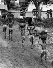 Inde, transport de charbon depuis la mine, 1961