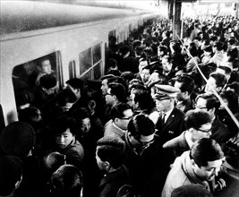 tokyo, ora di punta alla stazione di shinjuku, 1950 1960