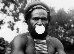 Océanie, Nouvelle-Guinée, la coquille dans le nez et les bâtons sur la poitrine confèrent de l'autorité au porteur, 1952