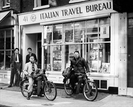 gran bretagna, londra, viaggiatori in motocicletta, 1950 1960