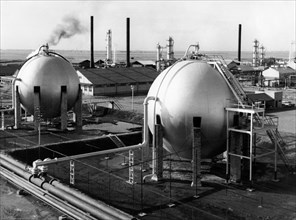 moyen-orient, irak, kirkun, une raffinerie, 1957