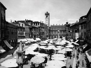 italia, veneto, verona, mercato piazza delle erbe, 1910 1920