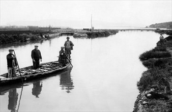 italia, toscana, orbetello, pescatori a peschiera di nassa, 1920 1930