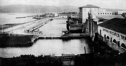 italie, toscane, orbetello, vue du vieux pont-levis, 1920 1930