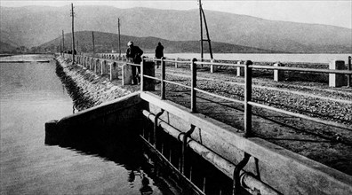 italia, toscana, orbetello, veduta del muro della diga della laguna, 1920 1930