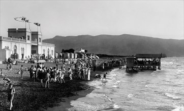italie, toscane, orbetello, baigneurs sur la plage, 1920 1930