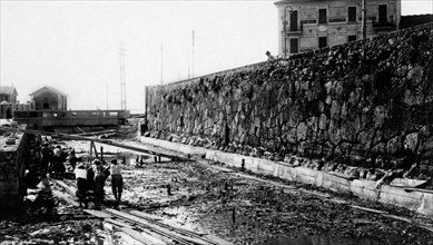 italia, toscana, orbetello, operai all'ampliamento del canale accanto alle mura etrusche, 1920 1930