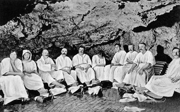 italia, toscana, monsummano terme, bagnanti all'interno della grotta giusti, 1910 1920