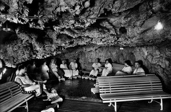 italia, toscana, monsummano terme, bagnanti all'interno della grotta giusti, 1930 1940