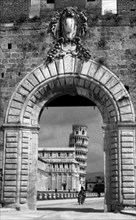 italia, toscana, pisa, la torre di pisa vista da porta nuova, 1950