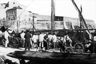 italie, toscane, piombino, prisonniers au travail dans le port, 1920